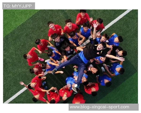 足球群星璀璨瞬间汇聚球场魅力展现运动精神与团队合作的精彩照片